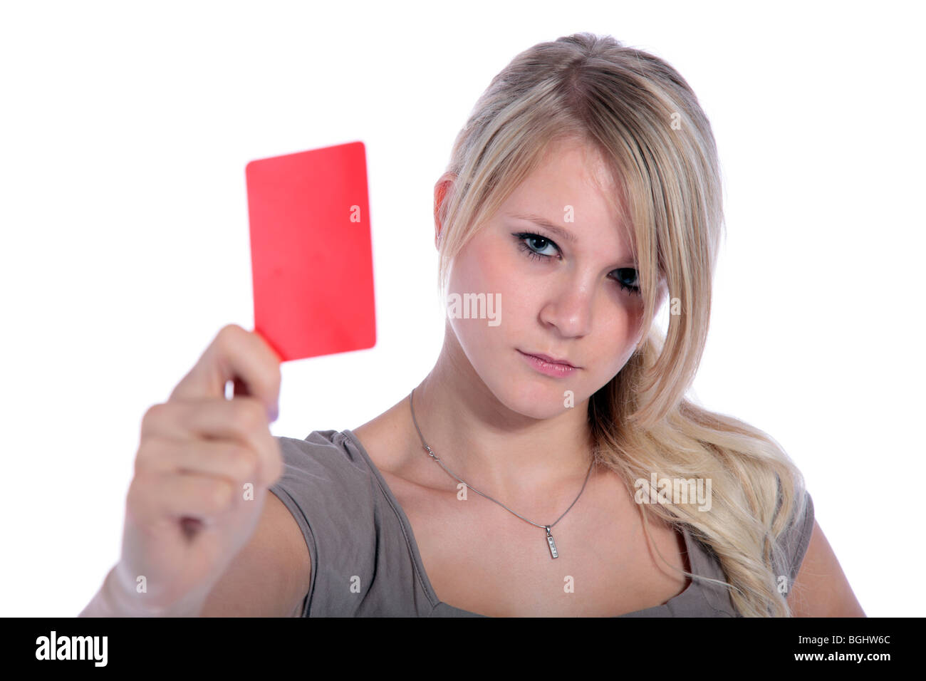 Un attraente giovane donna che mostra qualcuno un cartellino rosso. Tutto su sfondo bianco. Foto Stock