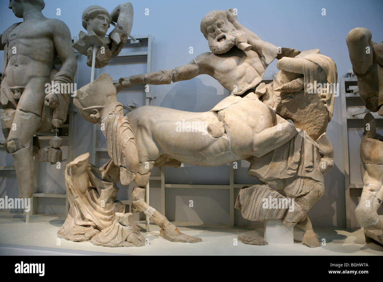 Dettaglio da ovest frontone del Tempio di Zeus in Olimpia Antica - la battaglia di Lapiths e centauri Foto Stock