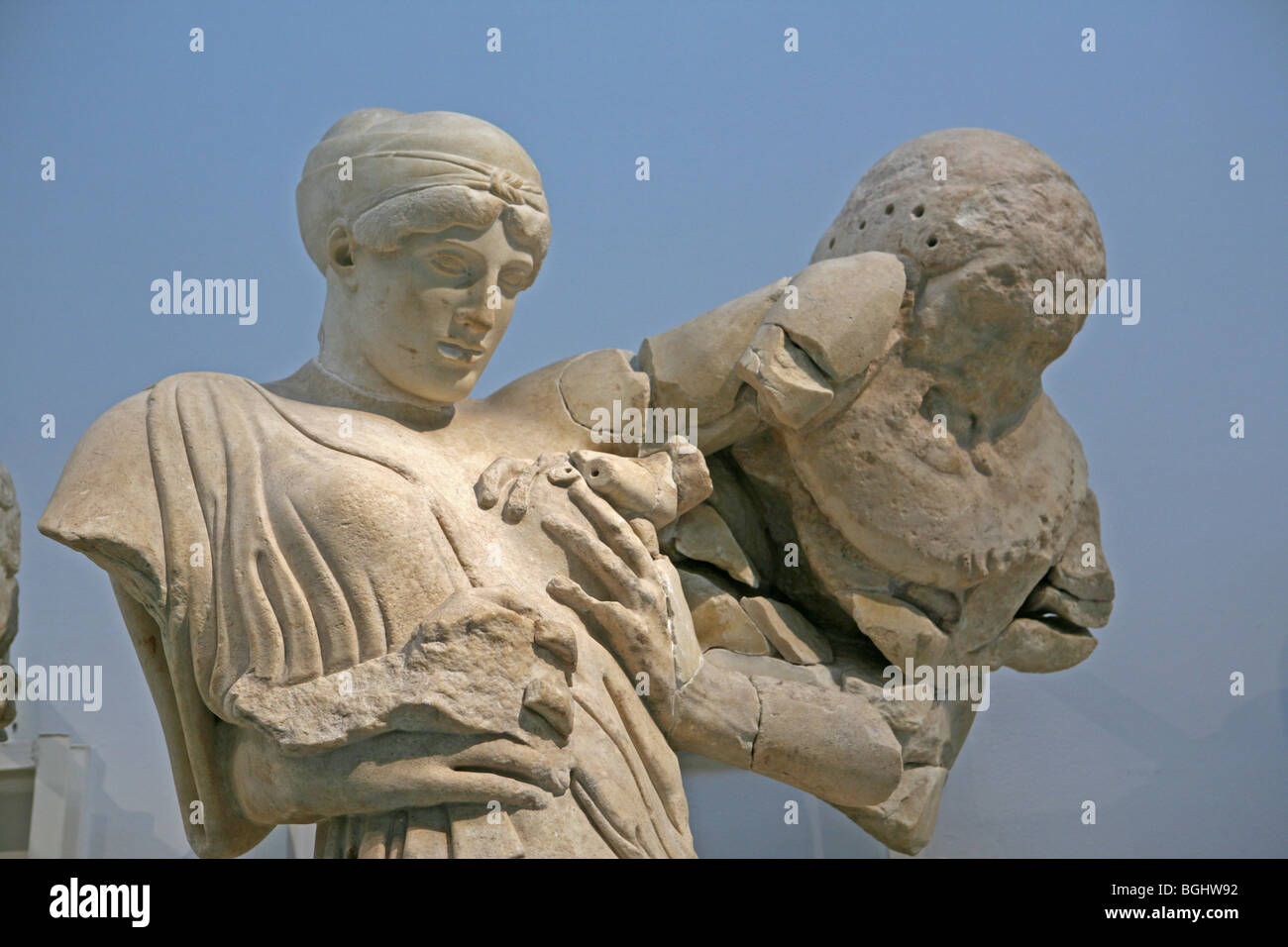 Dettaglio da ovest frontone del Tempio di Zeus in Olimpia Antica - la battaglia di Lapiths e centauri Foto Stock