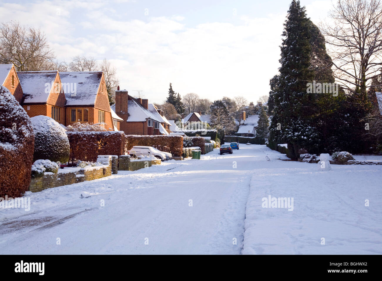 Strade coperte di neve e case a Esher, Surrey, Inghilterra Foto Stock