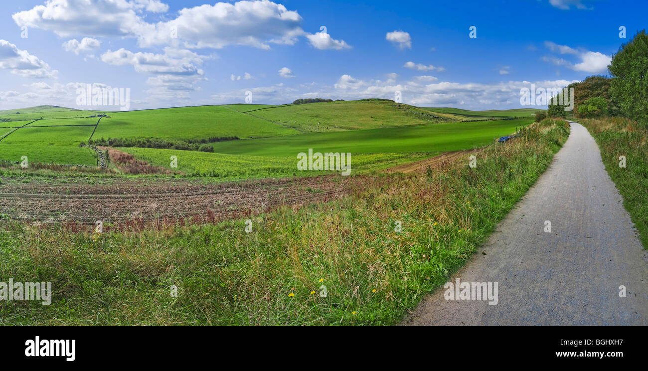 Vista dall'alto picco cycleway trail e il sentiero pedonale lungo in disuso la linea ferroviaria parco nazionale di Peak District derbyshire England Regno Unito Foto Stock