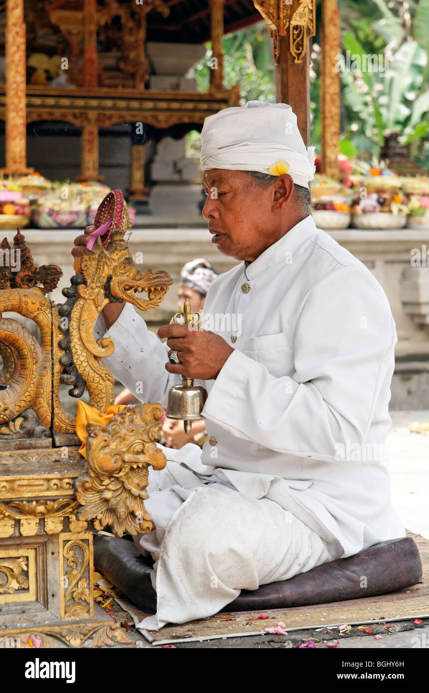 Santo Balinese uomo che prega Foto Stock