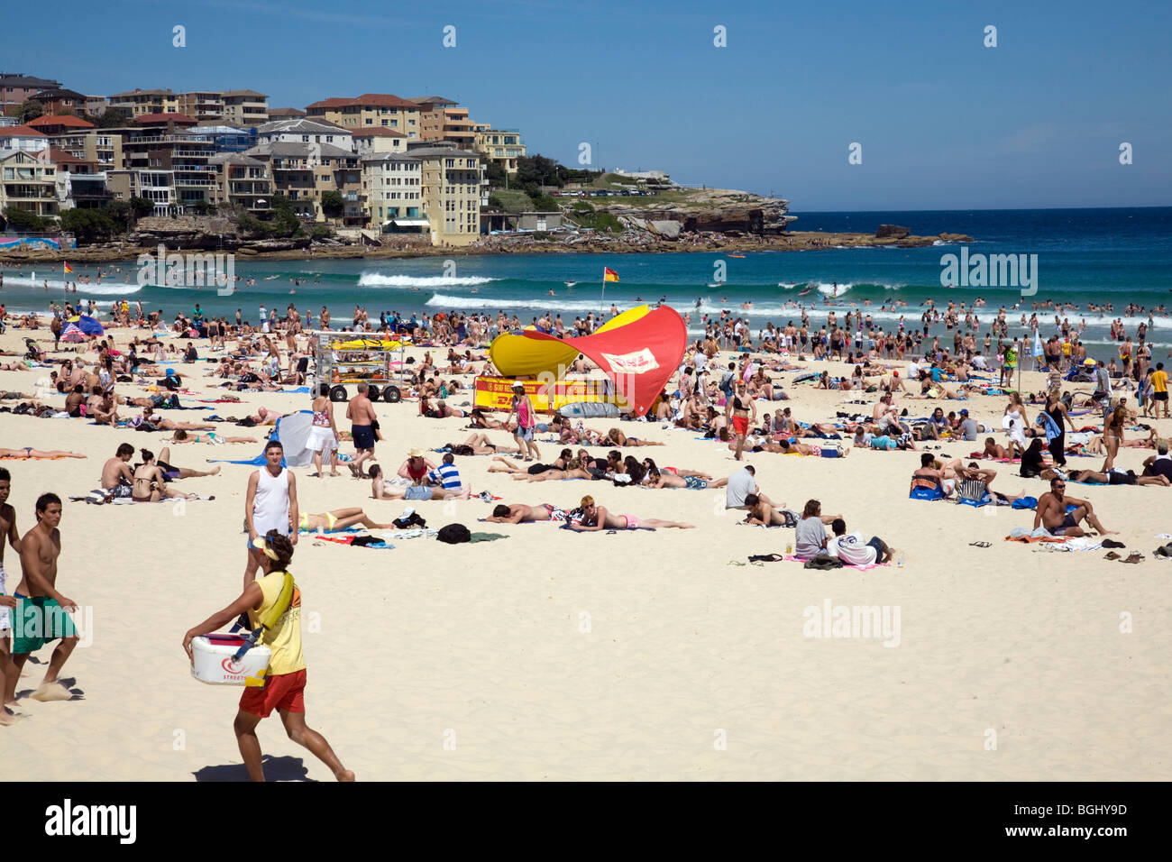 Gli abbronzanti si godono la giornata di sole sulla spiaggia Bondi, Sydney, Australia Foto Stock