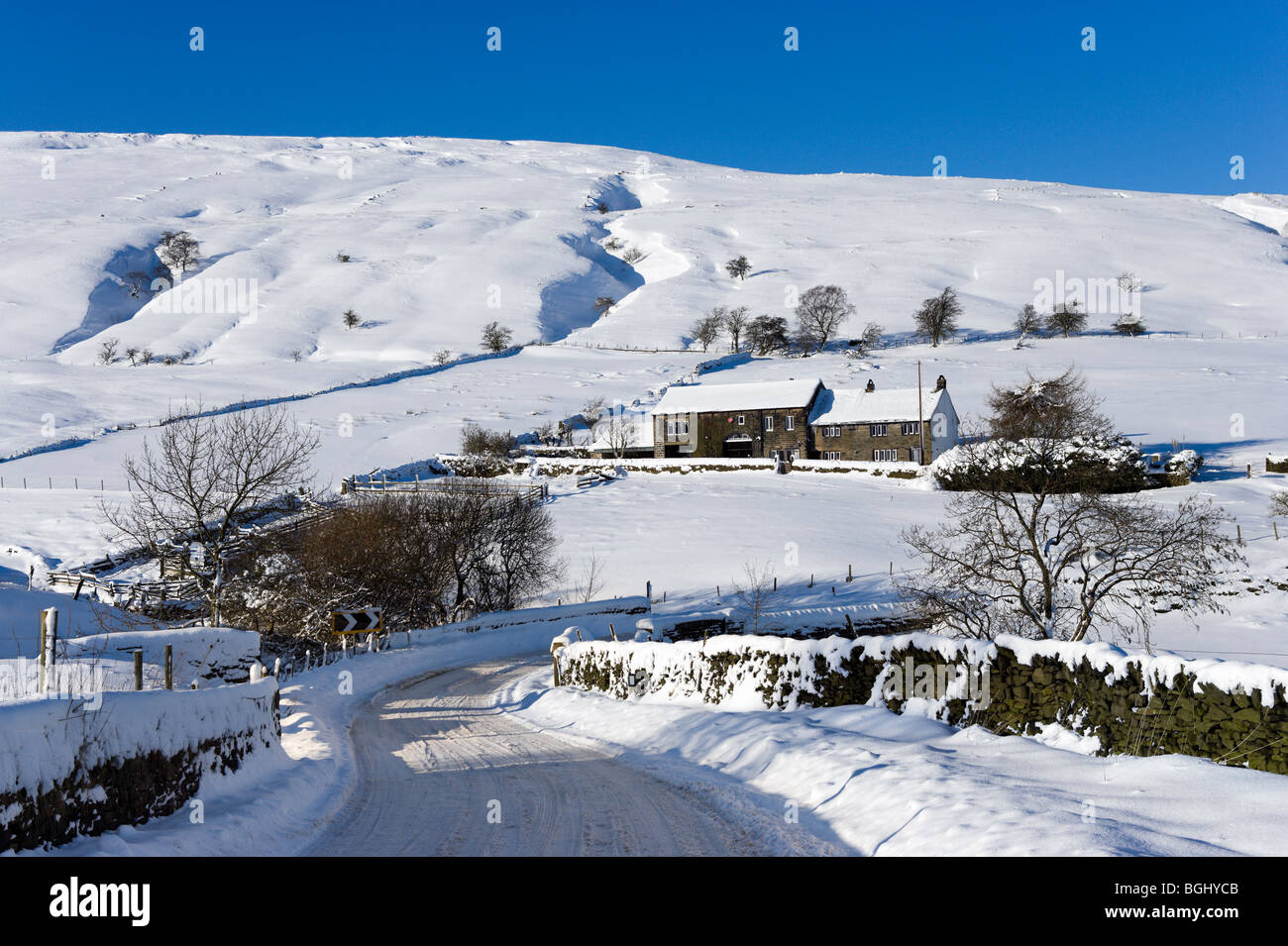 Agriturismo sulla A6024 appena fuori Holme nel gennaio 2010, vicino a Leeds, West Yorkshire, Inghilterra Foto Stock