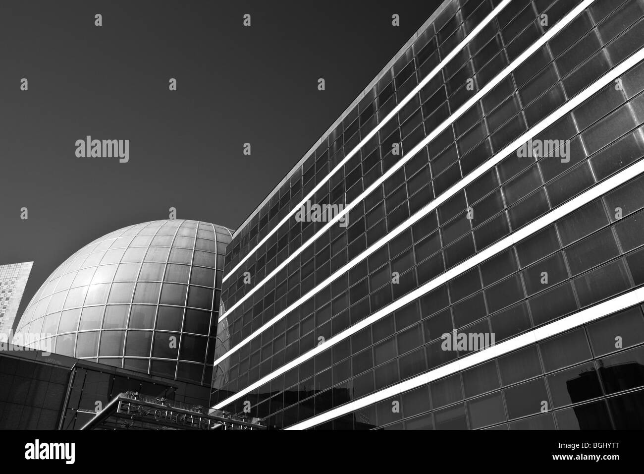 In bianco e nero vista astratta di edifici a La Defense, Parigi, Francia. Preso il mese di agosto 2009 Foto Stock