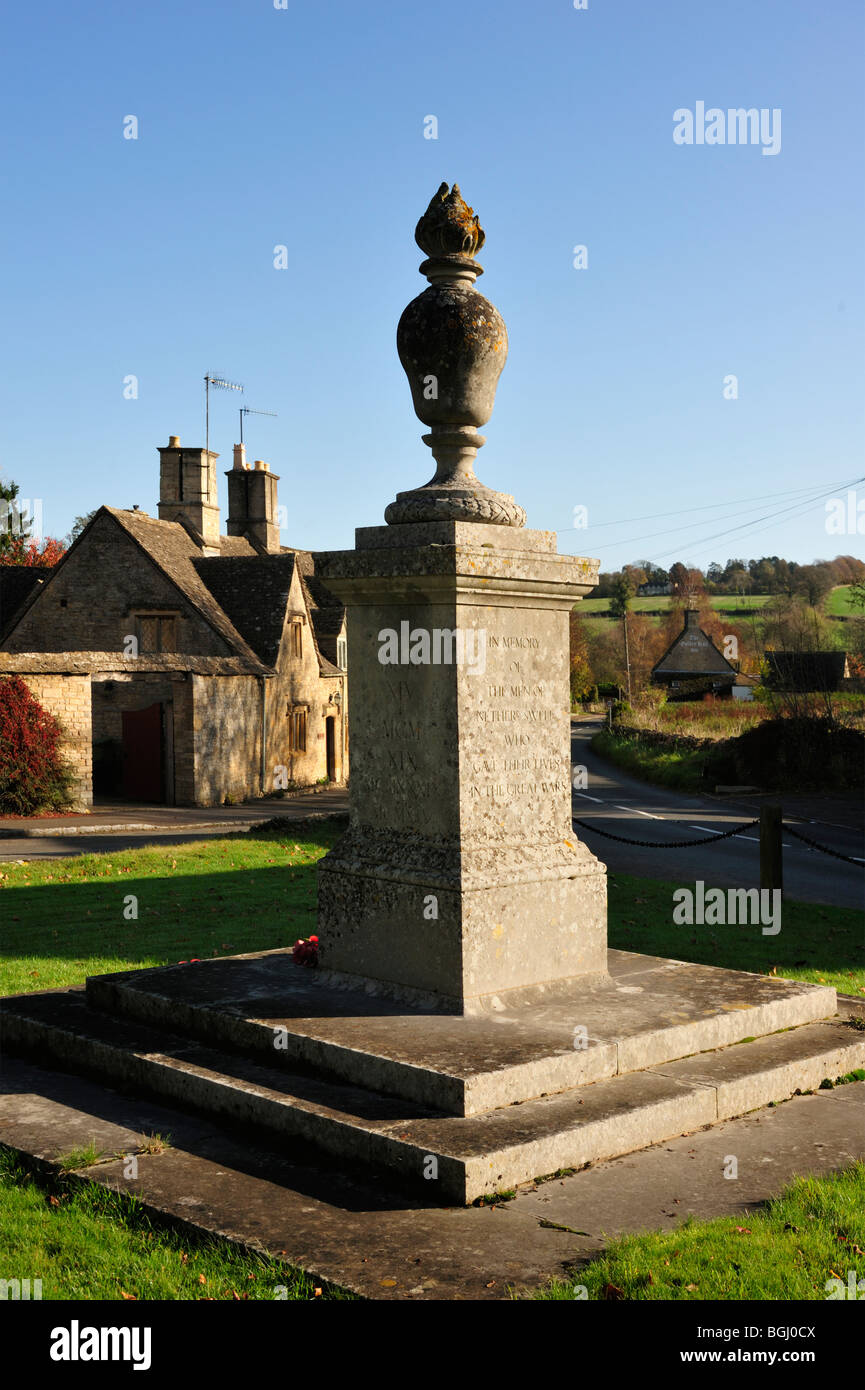 COTSWOLDS, GLOUCESTERSHIRE, Regno Unito - 02 NOVEMBRE 2009: Monumento commemorativo della guerra di pietra al villaggio di Nether Swell Foto Stock