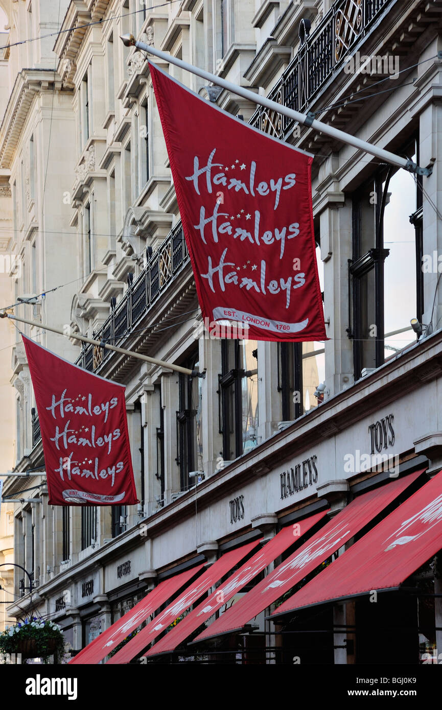 LONDRA, UK - NOIVEMBER 07, 2009: Bandiere fuori Hamleys Toy Shop Regent Street Londra W1 Foto Stock