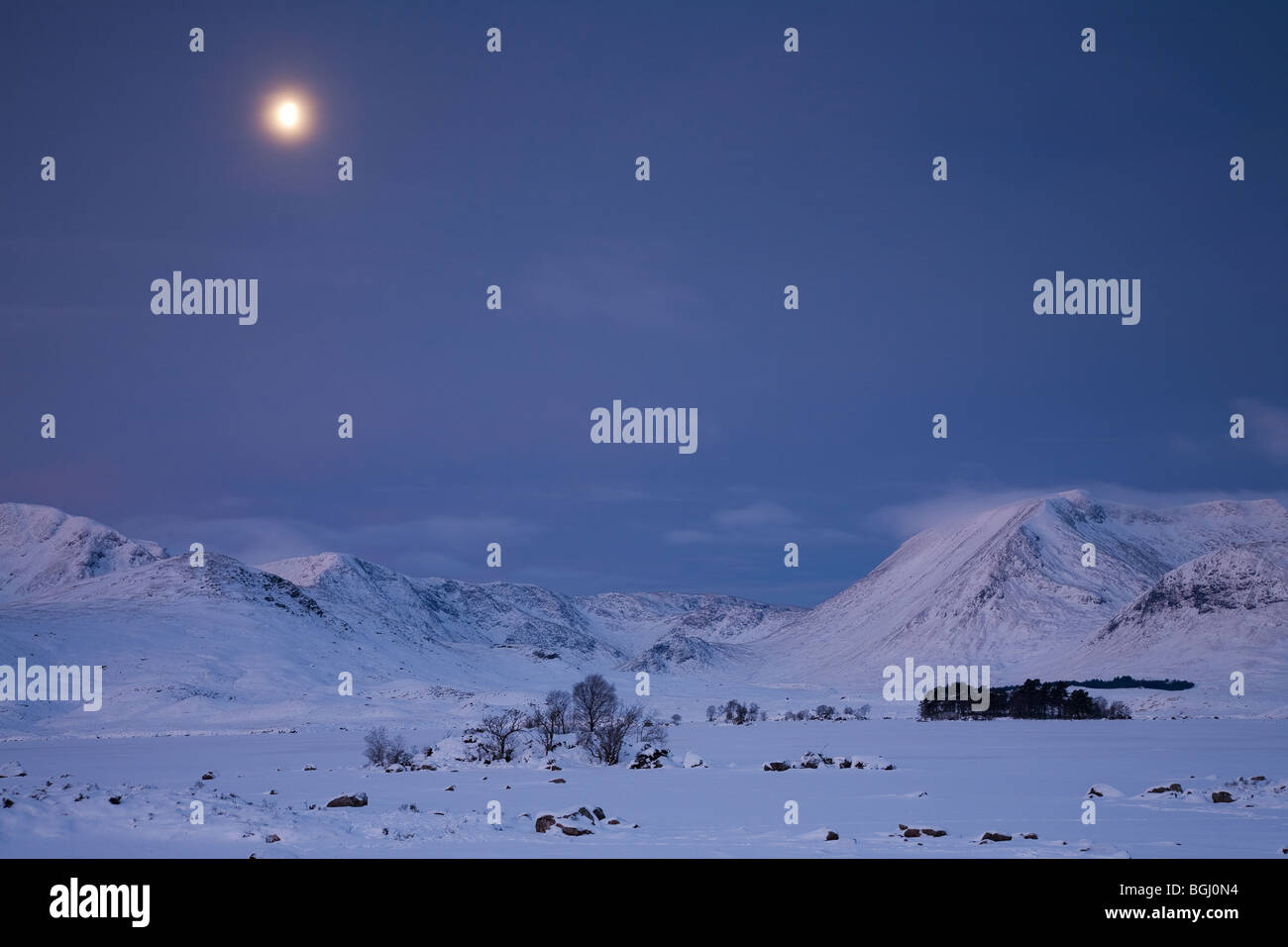 La luna su Lochan na h'Achlaise, Scozia Foto Stock