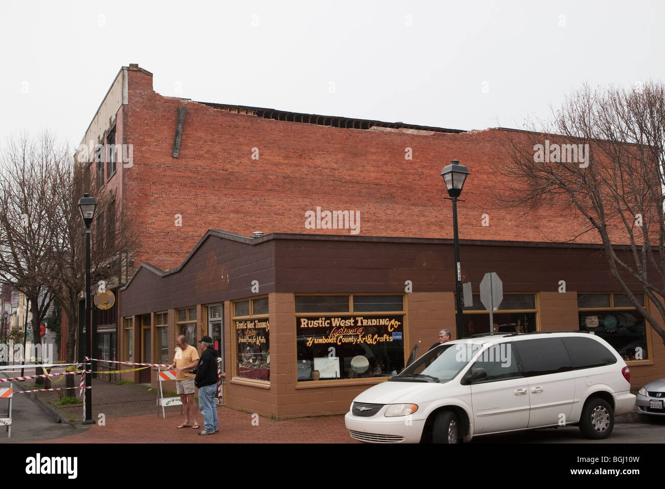 La Old Town Bar e Grill edificio nella città vecchia Eureka ha subito gravi danni strutturali durante il 6.5 mag quake il Jan 9, 2010 Foto Stock