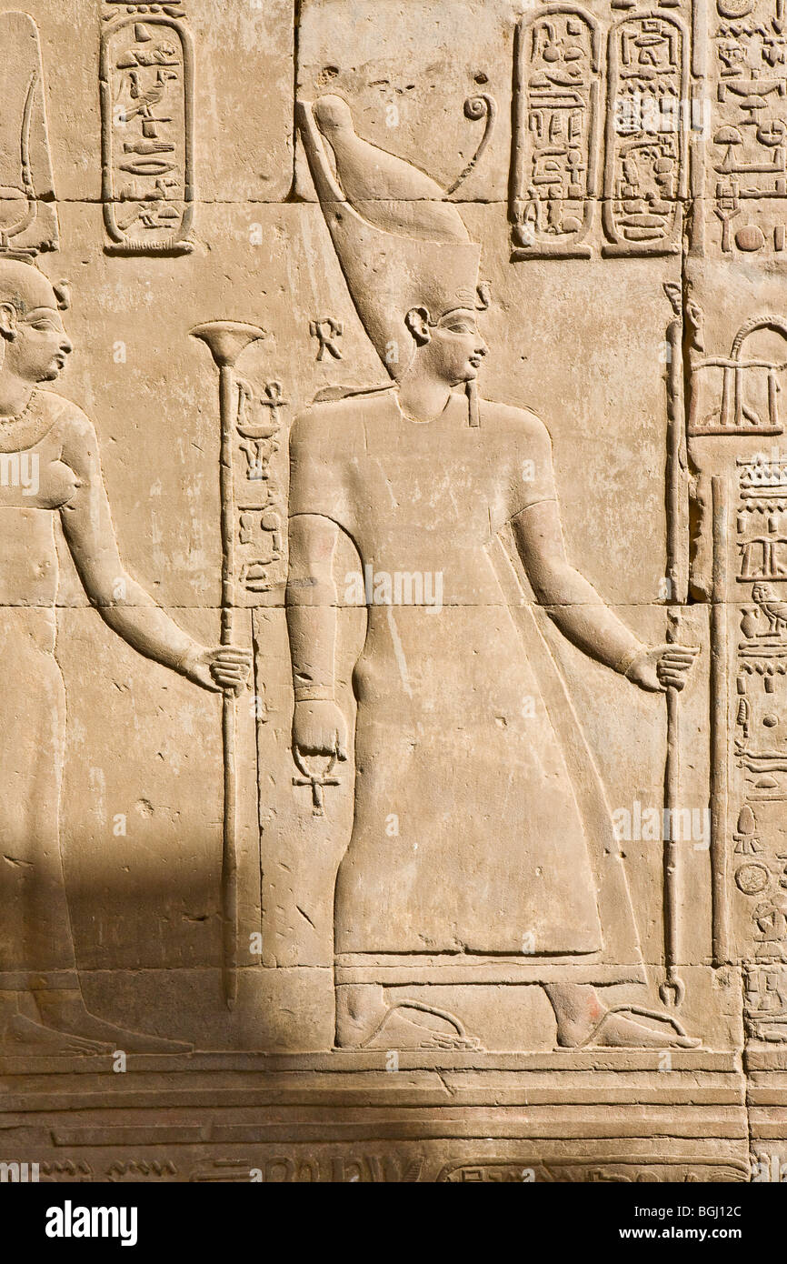 Tolomeo nel suo mantello macedone nel santuario del tempio di Haroeris e Sobek a Kom Ombo nella valle del Nilo, l'Alto Egitto Foto Stock