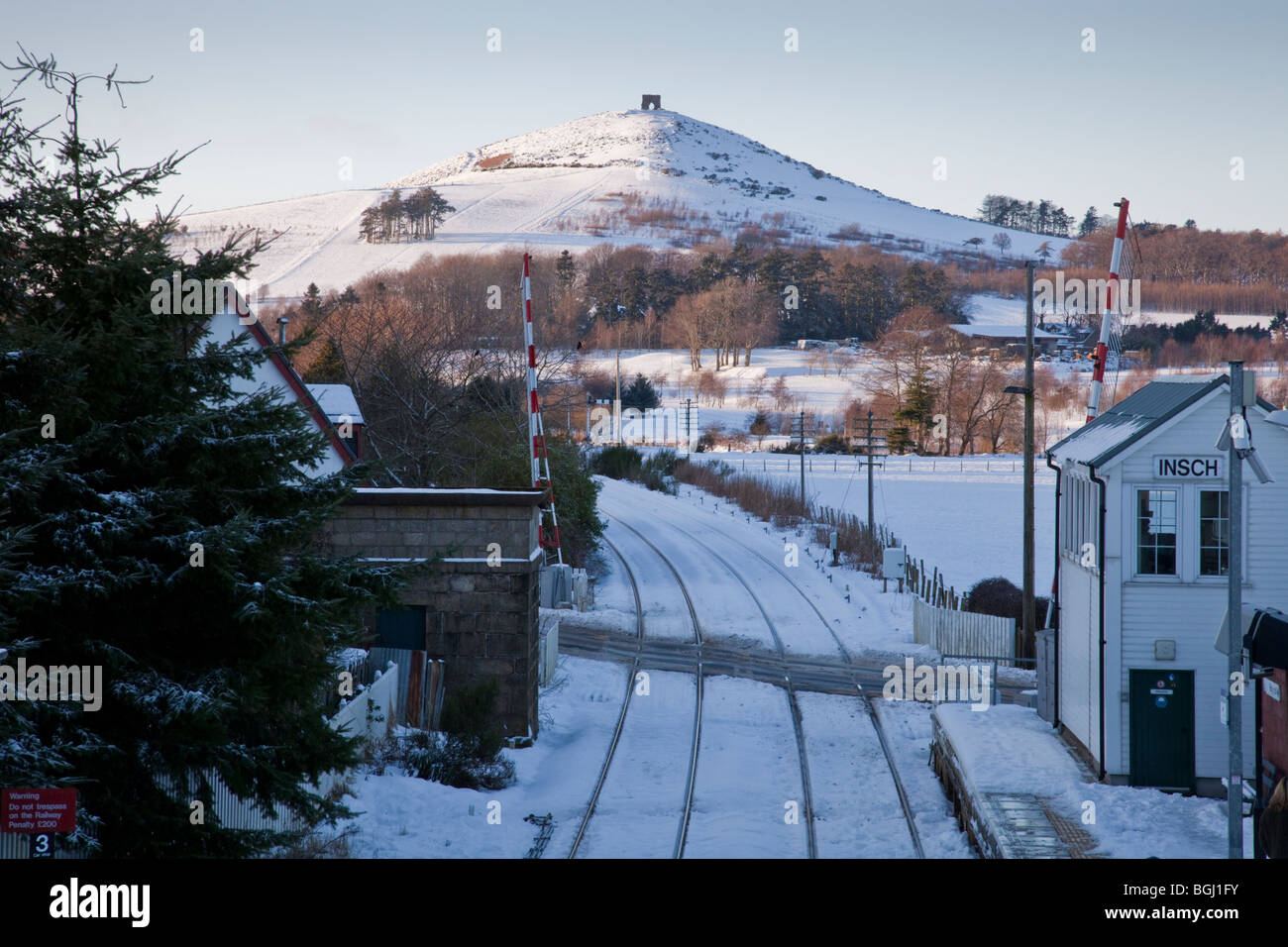 Insch stazione ferroviaria, Aberdeenshire, con Dunideer hill fort dietro Foto Stock