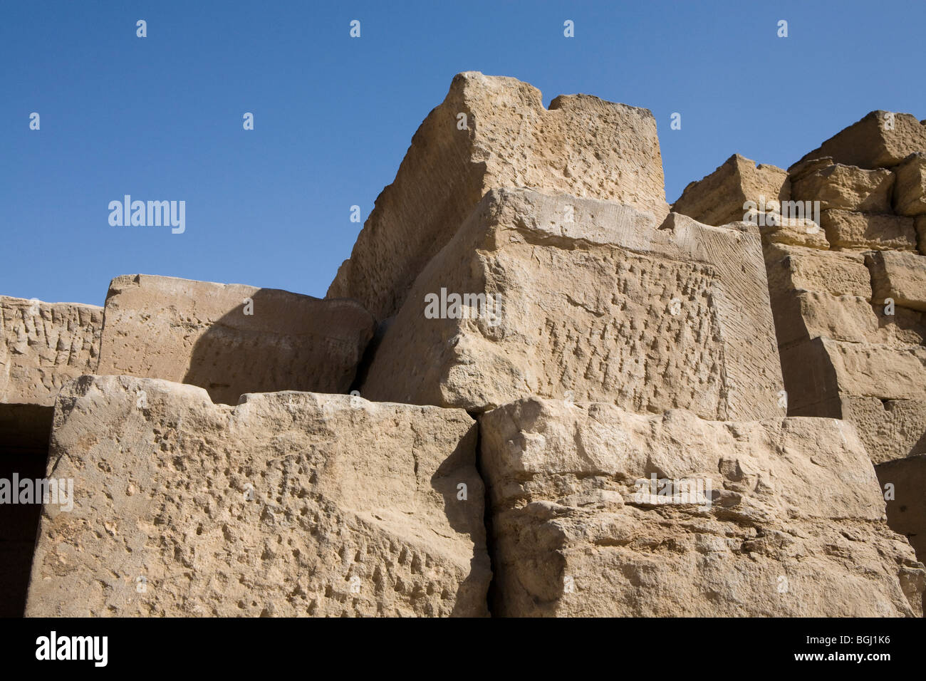 Dimostrazione della tecnica di medicazione di pietra su blocchi presso il Tempio di Kom Ombo nella valle del Nilo, l'Alto Egitto Foto Stock