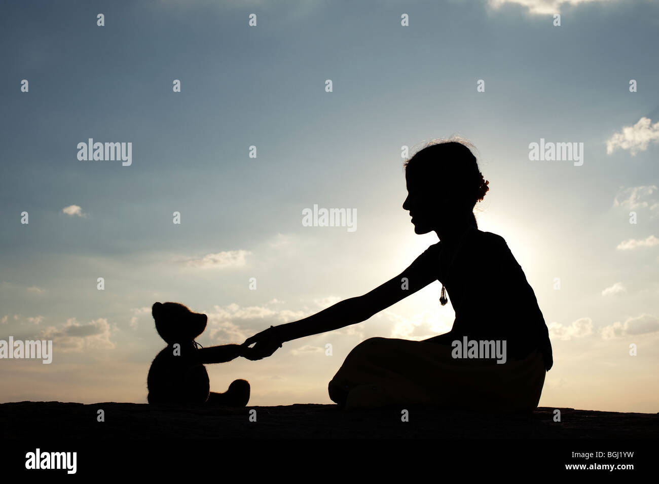 Ragazza indiana con Teddy bear silhouette. India Foto Stock