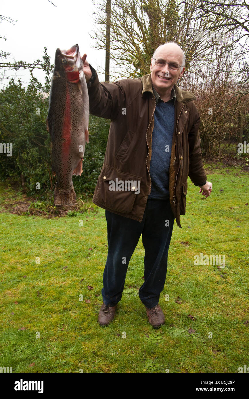 Pescatore a mosca con la trota grossa arcobaleno 8LB5oz , Hampshire, Inghilterra. Foto Stock