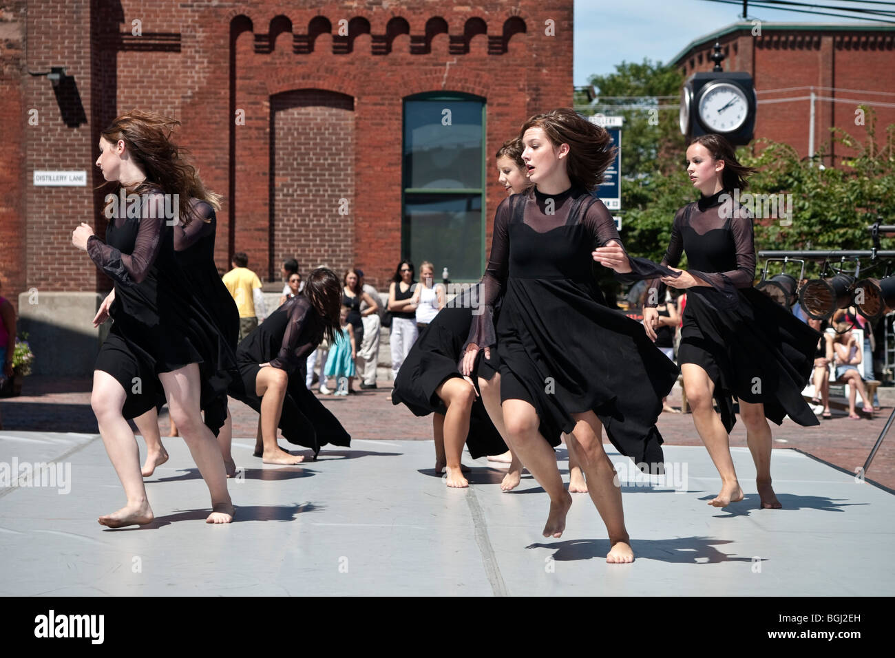 La danza moderna performance alla Historic Distillery District a Toronto in Canada Foto Stock