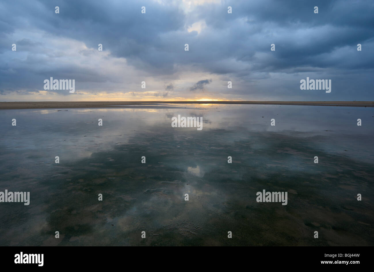 Cloudscape riflesso in poco profonde acque di estuari a St Lucia, Kwazulu Natal, Sud Africa Foto Stock