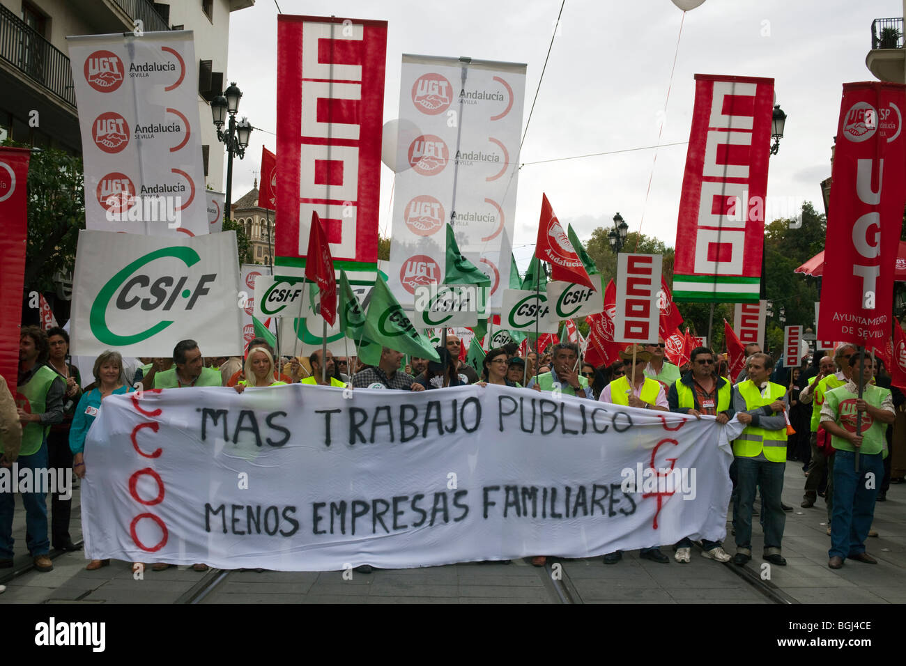 I sindacati marzo a Siviglia, Spagna, protestando la disoccupazione e per chiedere supporto per lavori pubblici e meno imprese familiari Foto Stock