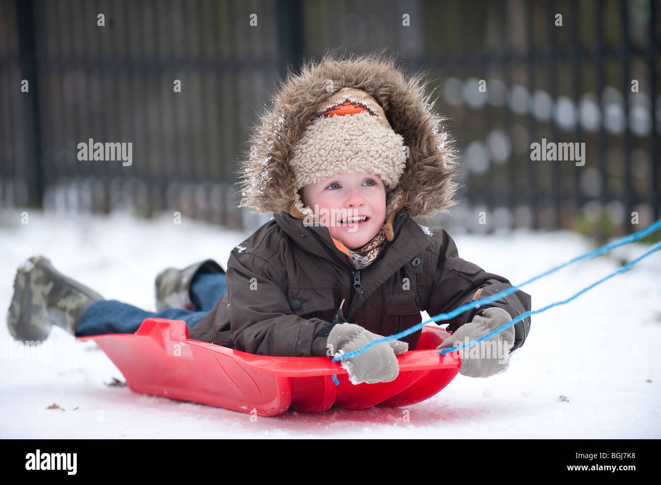 Giovane ragazzo viene tirato su una slitta nella neve nel sud est di Londra/ Nord Kent, Inghilterra, Gennaio 2010 Foto Stock