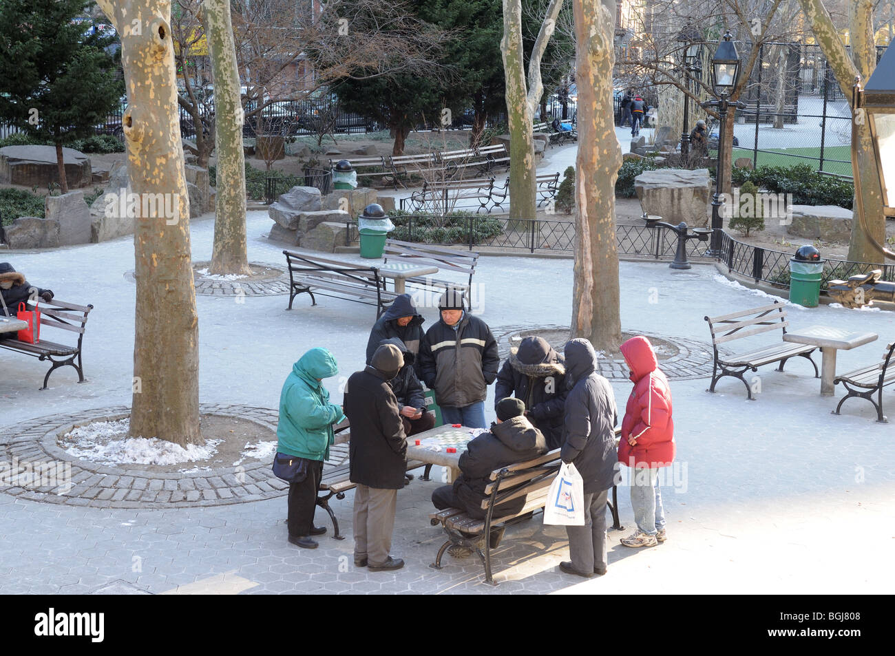 In un freddo giorno di gennaio, le persone si radunano in Chinatown's Columbus Park per giocare a poker. Foto Stock