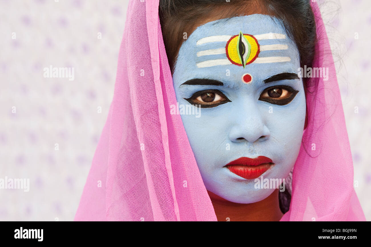 Ragazza indiana con la faccia dipinta come il dio indù Shiva. India Foto Stock