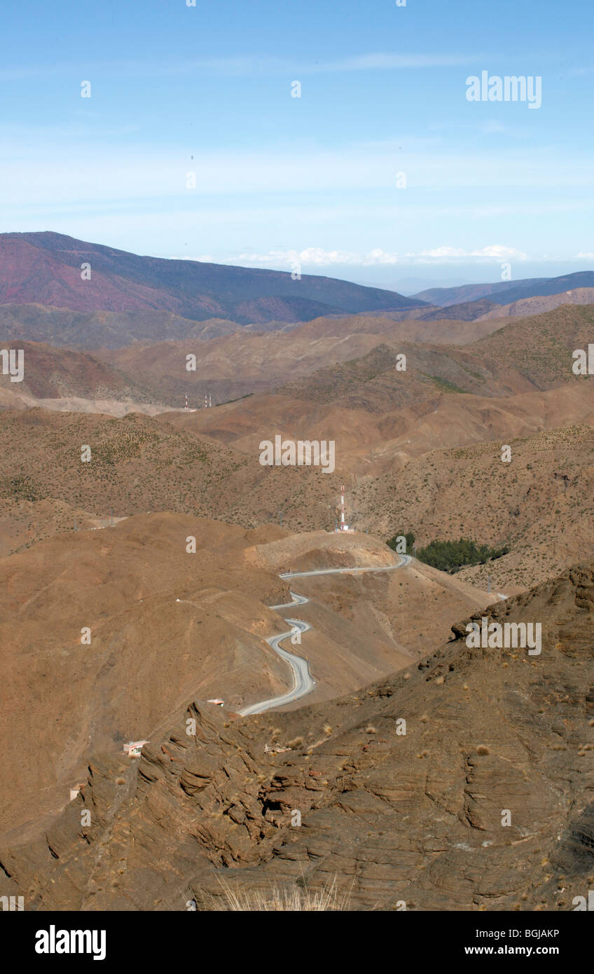 La strada che corre fino e oltre le montagne Atlas in Marocco Foto Stock