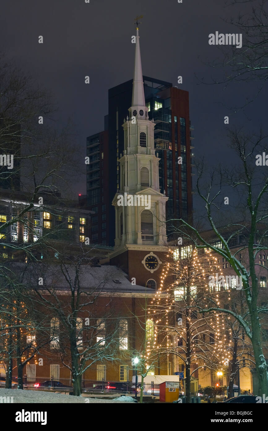 Il veglione di Capodanno 2009. Scena notturna di Park Street Chiesa di Boston Massachusetts. Foto Stock