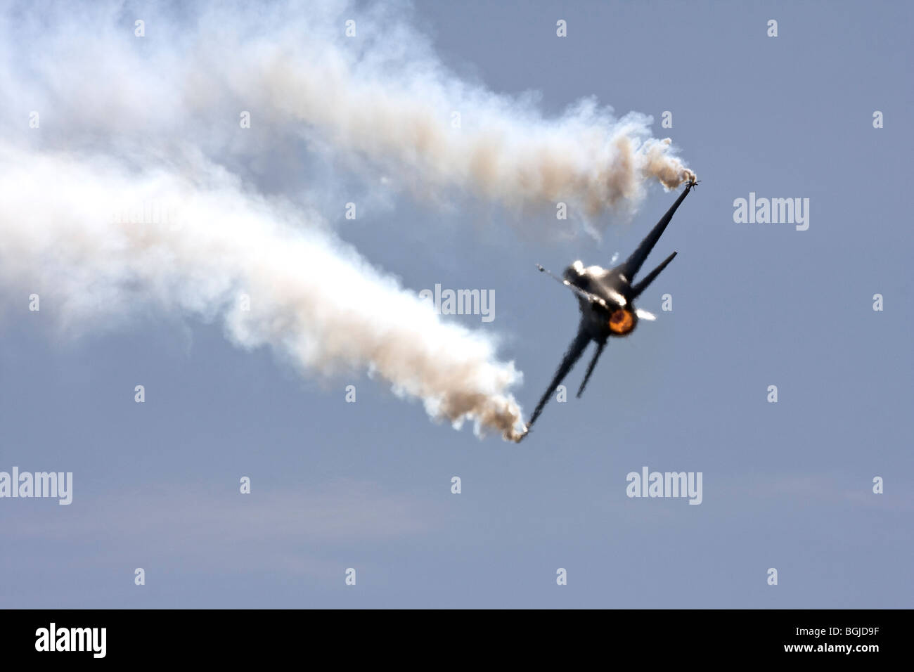 RNLAF F-16 attraverso il calore di postcombustione haze a RAF Leuchars Airshow 2009, Fife, Scozia Foto Stock