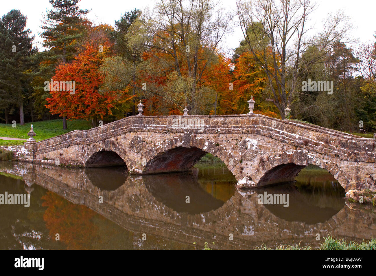 Una classica arcuata di ponte in pietra i motivi di Stowe giardini paesaggistici Foto Stock