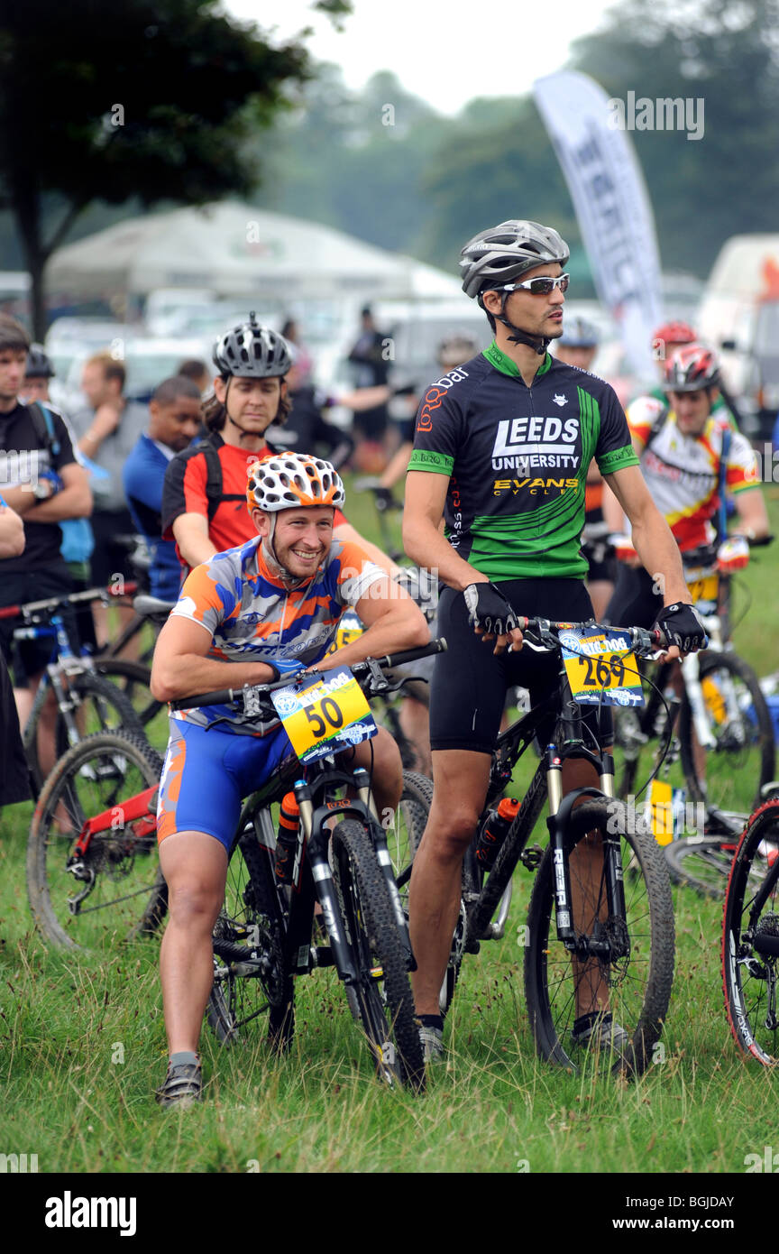 I piloti che prendono parte alla Brighton Big Dog mountain bike race round Stamner Park, Brighton Foto Stock