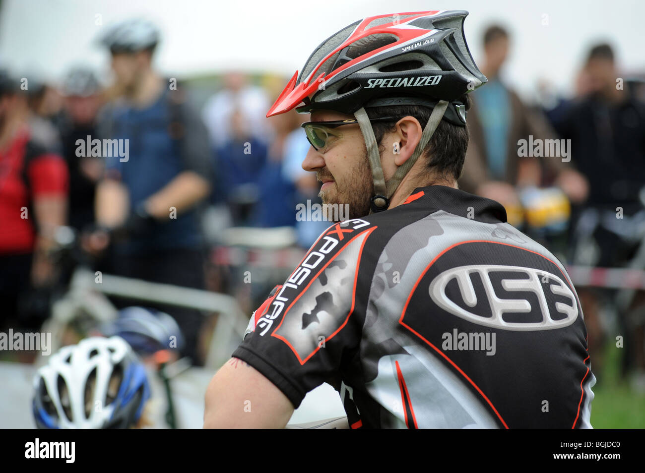 Un cavaliere in attesa di prendere parte al Brighton Big Dog mountain bike race round Stamner Park, Brighton Foto Stock