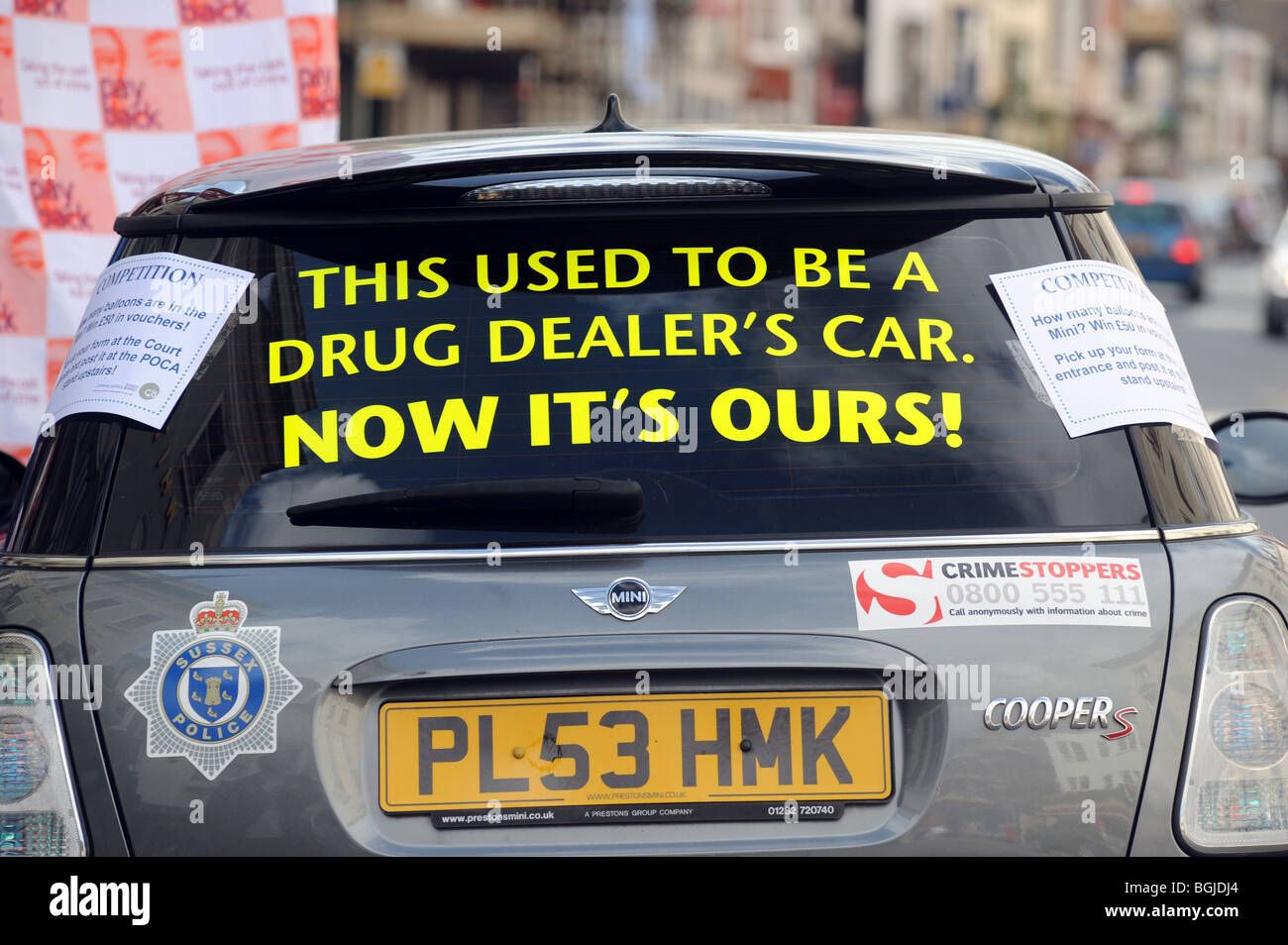 Farmaco del concessionario sezied auto dalla Polizia del Sussex sul display in Lewes high street Foto Stock