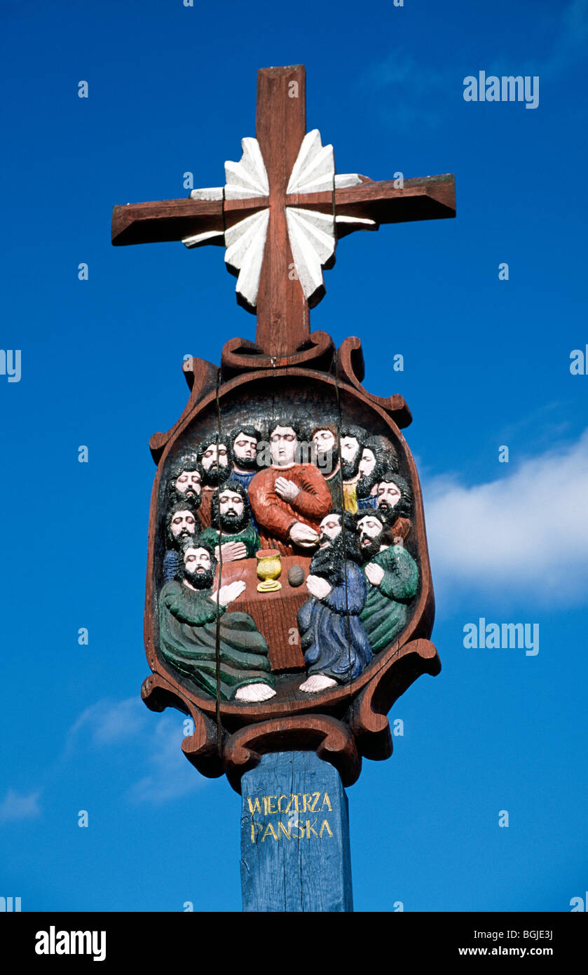 Palo di legno con bassorilievo della mistica Cena (1900-s), Rumsiskes vicino a Kaunas, museo all'aria aperta, Lituania Foto Stock