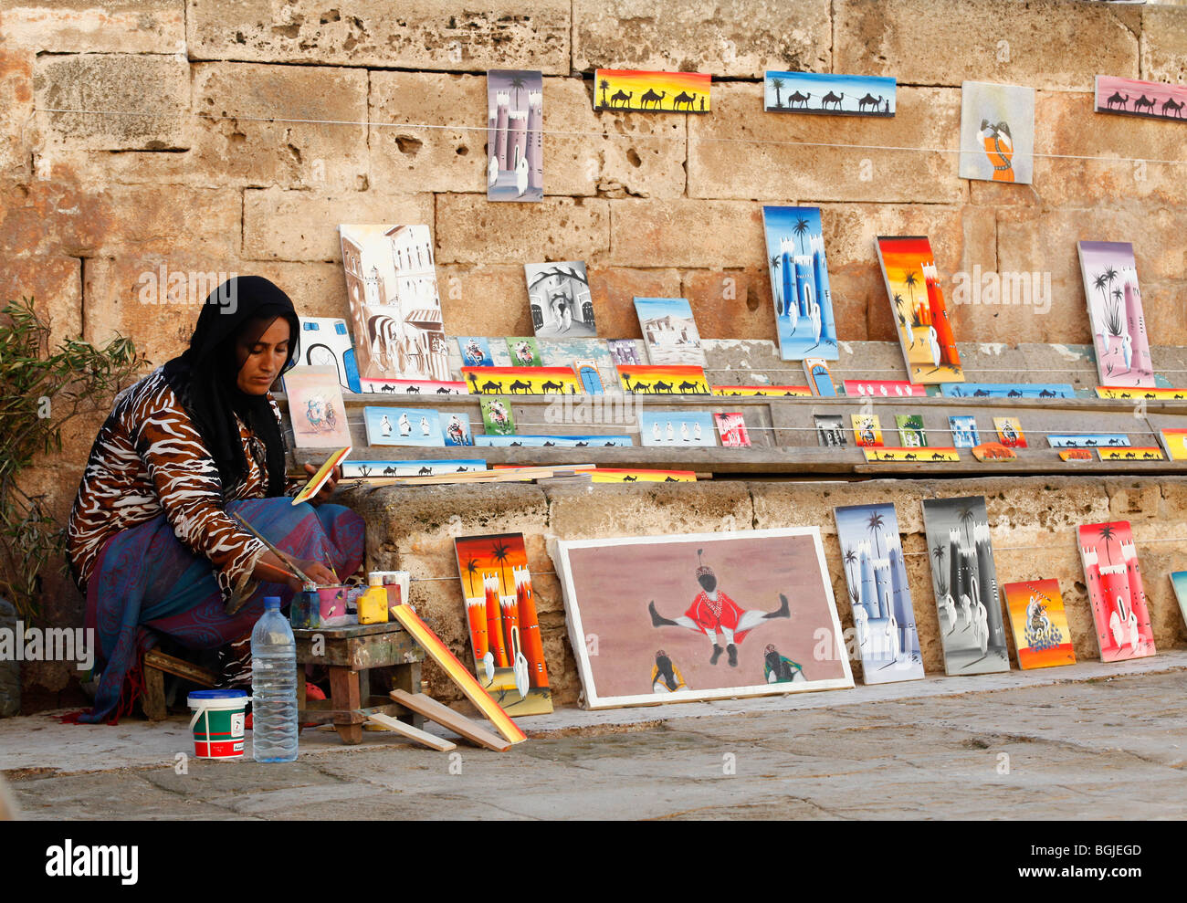 Artisti nelle stradine della vecchia medina di essaouira marocco Foto Stock