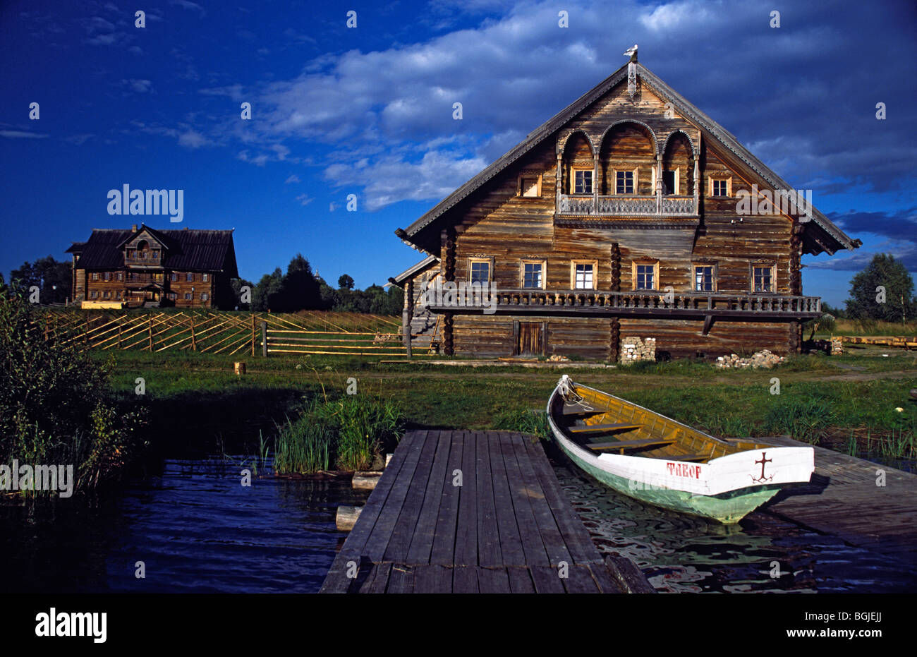 Russi tradizionali case di legno (19th-inizio XX secolo), Vasilevo, isola di Kizhi, Lago Onega, Carelia, Russia Foto Stock
