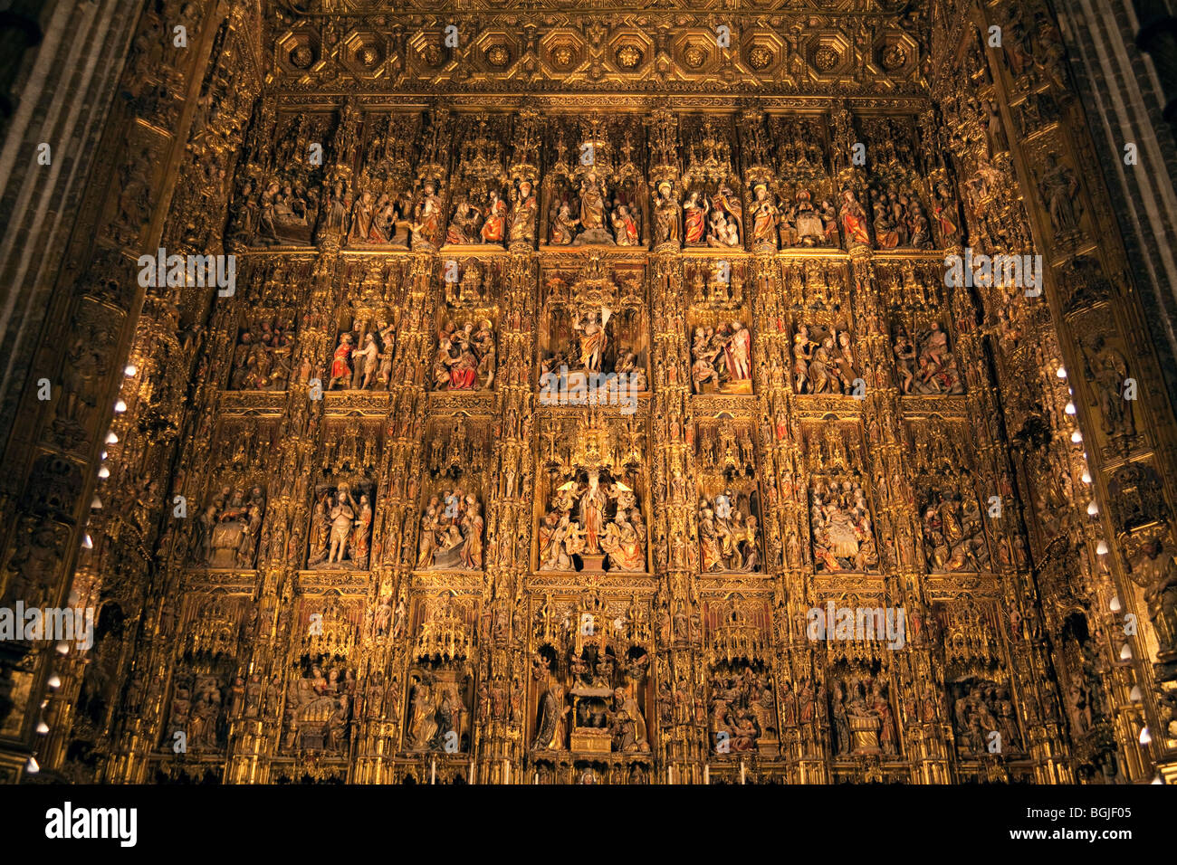 Intagliato e dipinto retablo, Capilla Mayor e Cattedrale di Siviglia, Spagna Foto Stock