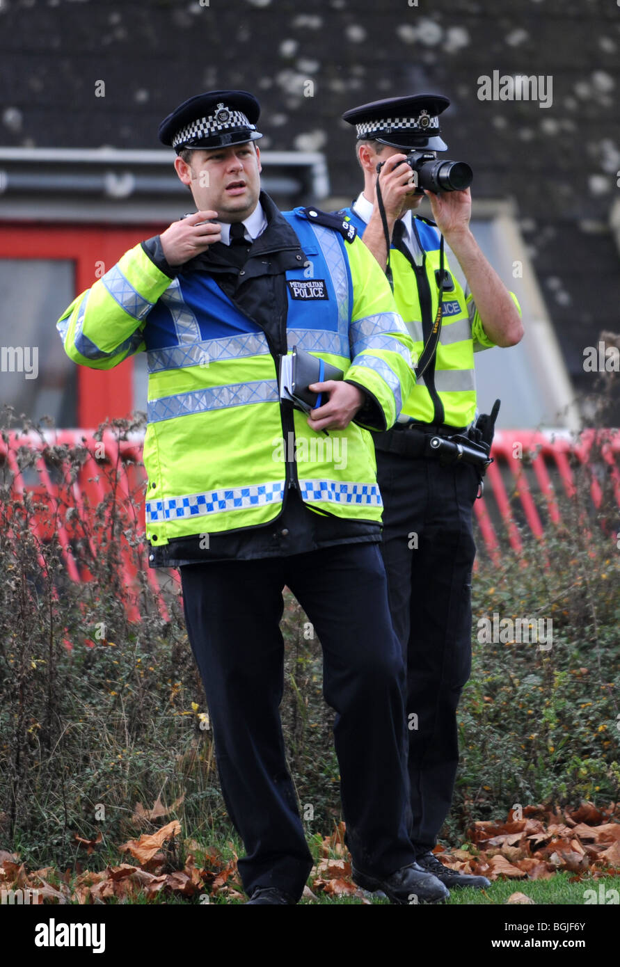 Due membri della polizia metropolitana di guardare e scattare foto dei diritti degli animali i manifestanti a una demo in Horsham Foto Stock