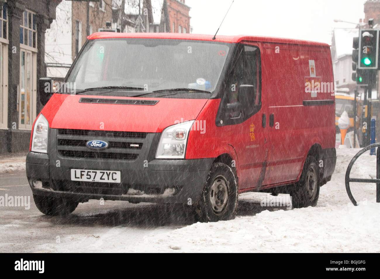 Red ufficio postale consegna van neve invernale Foto Stock