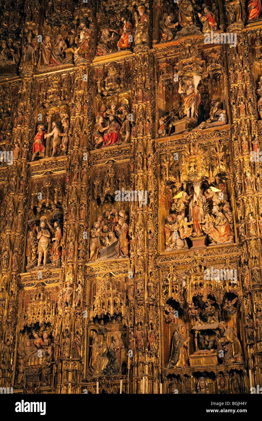 Intagliato e dipinto retablo, Capilla Mayor e Cattedrale di Siviglia, Spagna Foto Stock