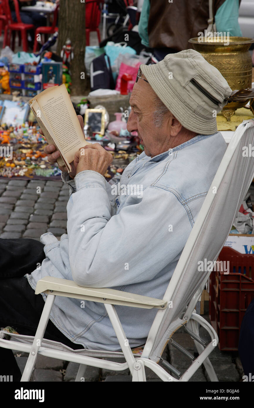 Uomo anziano libro di lettura Foto Stock