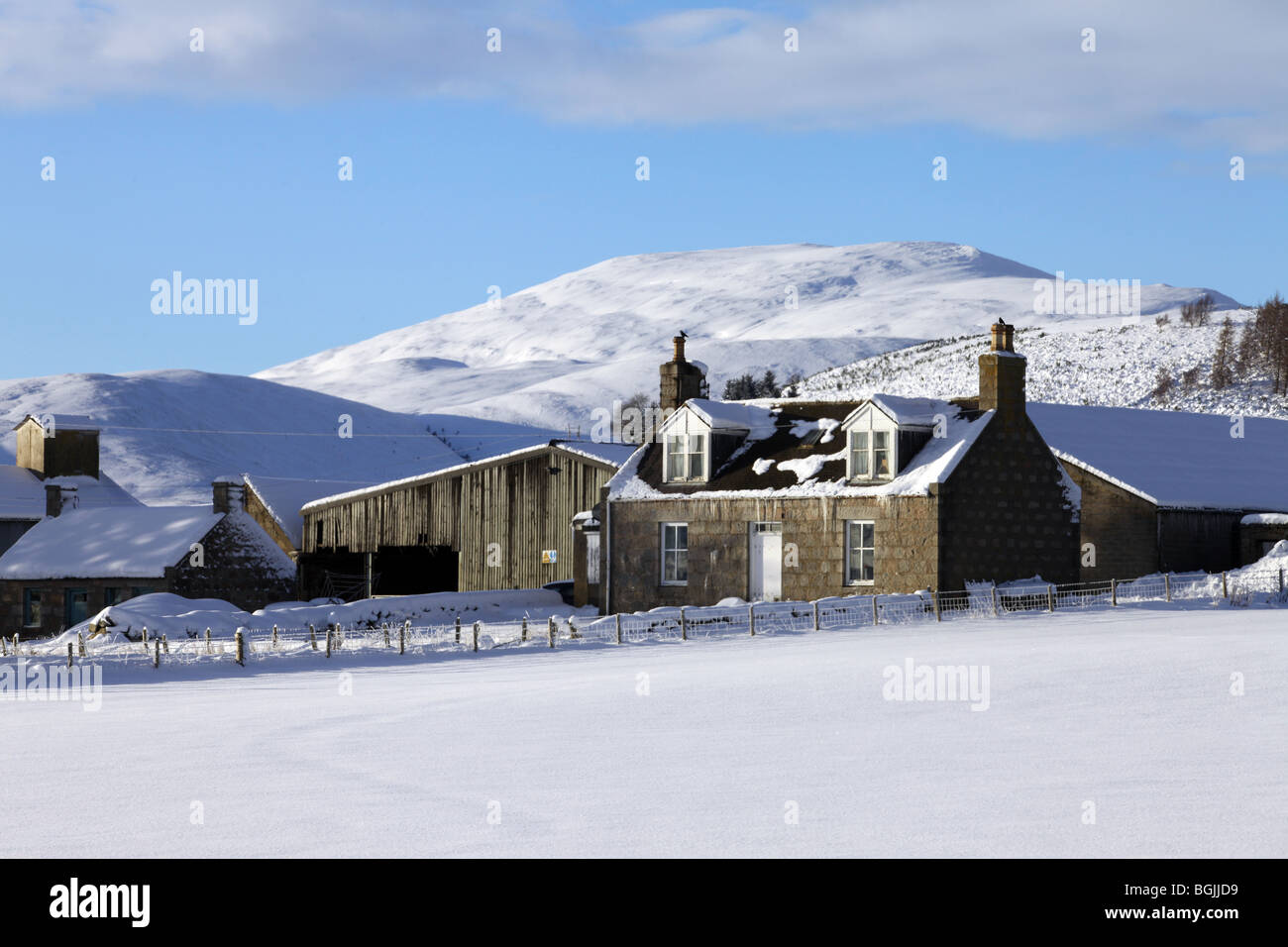 Remoto in casa rurale scena in coperta di neve paesaggio di campagna durante il periodo invernale in Scozia, Regno Unito Foto Stock