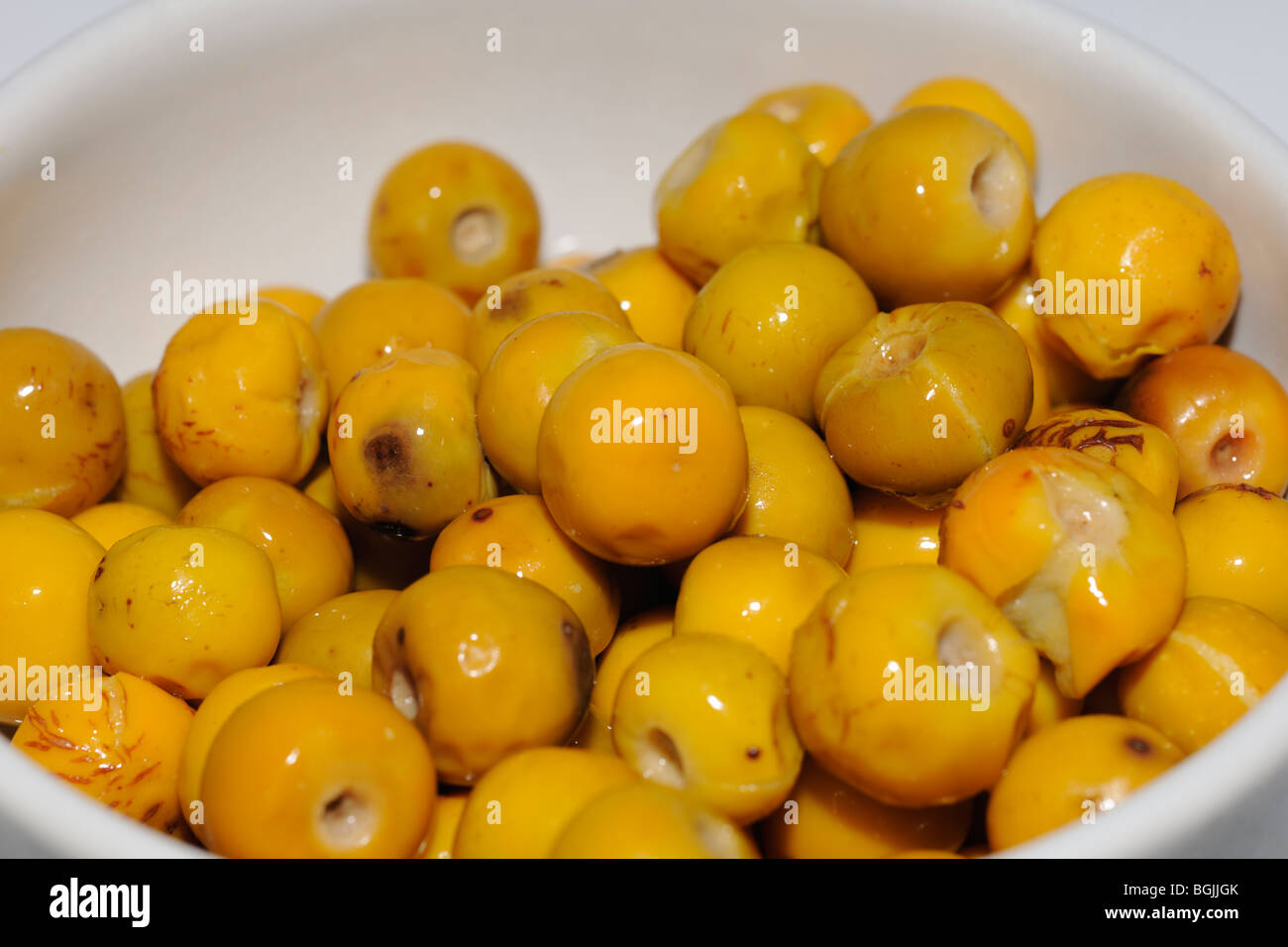 Murici (Byrsonima verbacifolia ) frutto in una ciotola - close-up Foto Stock