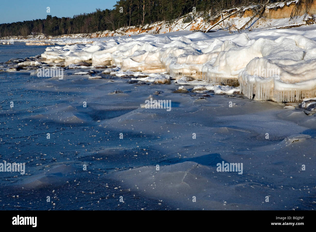 Mar Baltico wintery costa al Ezurgu scogliere in Vidzeme Lettonia Foto Stock