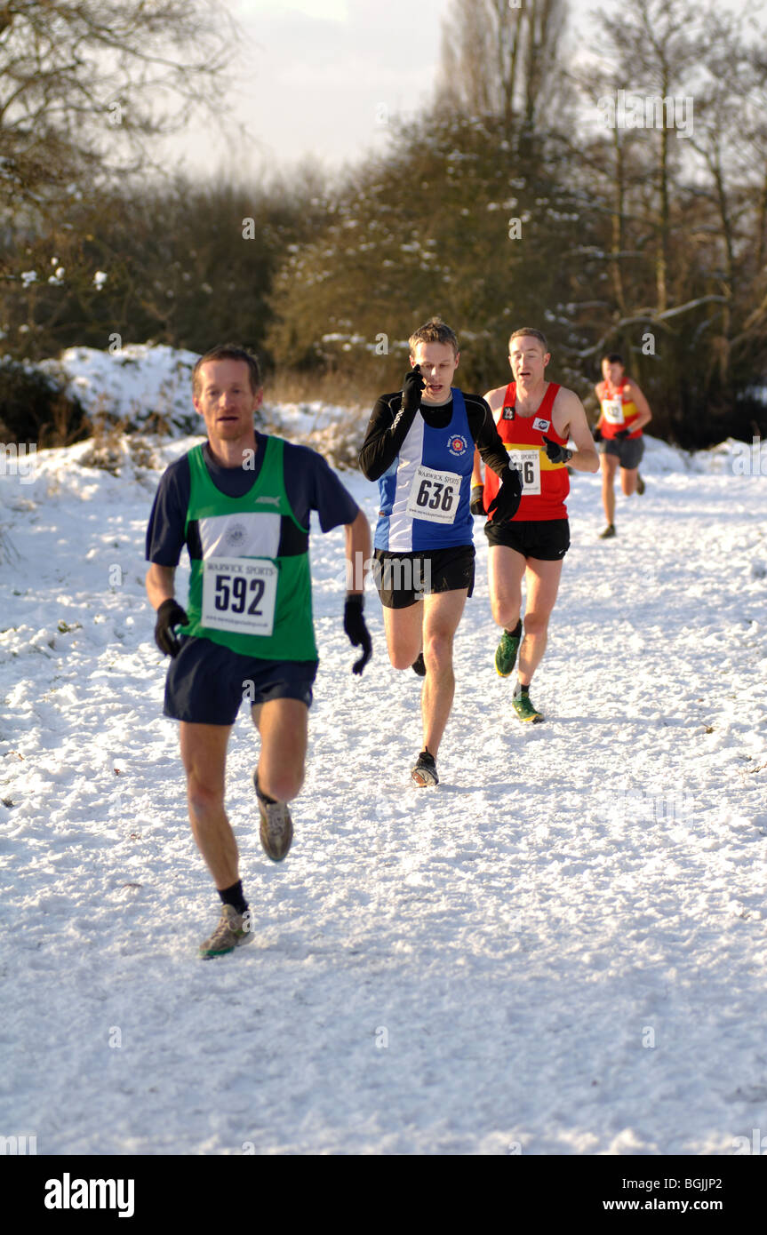 Gli uomini in esecuzione nel cross-country gara di neve, Leamington Spa, England, Regno Unito Foto Stock