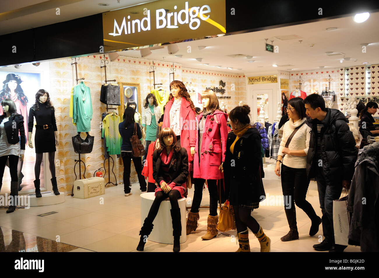 Un signore fashion shop in Dayuecheng shopping mall, Pechino, Cina. 09-Gen-2010 Foto Stock