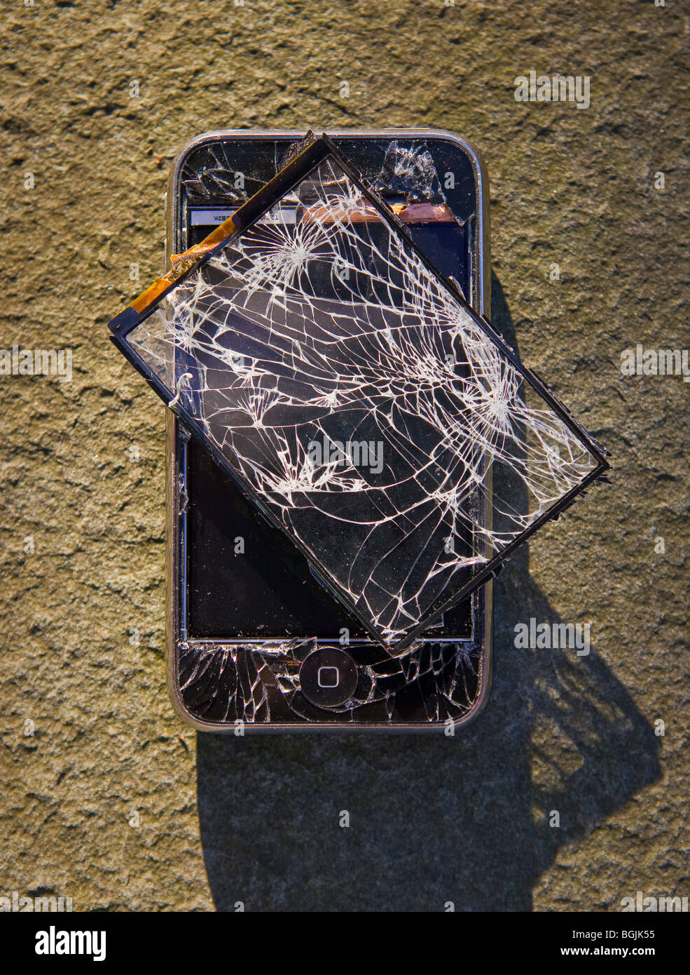 ARLINGTON, VIRGINIA, STATI UNITI D'AMERICA - danneggiato Apple iPhone 3G telefono intelligente, con schermo in frantumi. Foto Stock