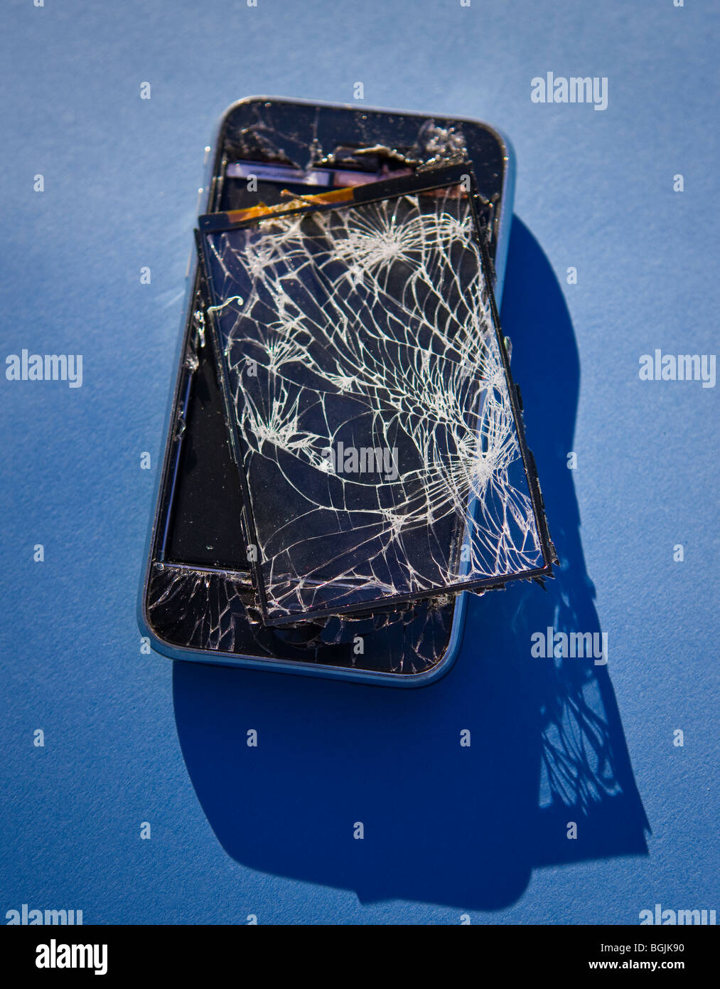 ARLINGTON, VIRGINIA, STATI UNITI D'AMERICA - danneggiato Apple iPhone 3G telefono intelligente, con schermo in frantumi. Foto Stock