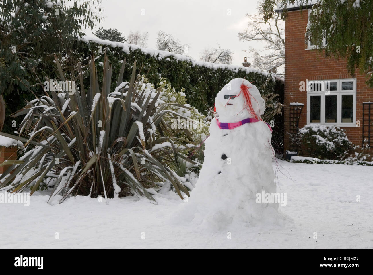 Inverno 2010, nevi nel giardino di fronte alla casa di periferia cadono pesanti nevicate. Surrey Inghilterra Regno Unito. HOMER SYKES anni '2010 Foto Stock