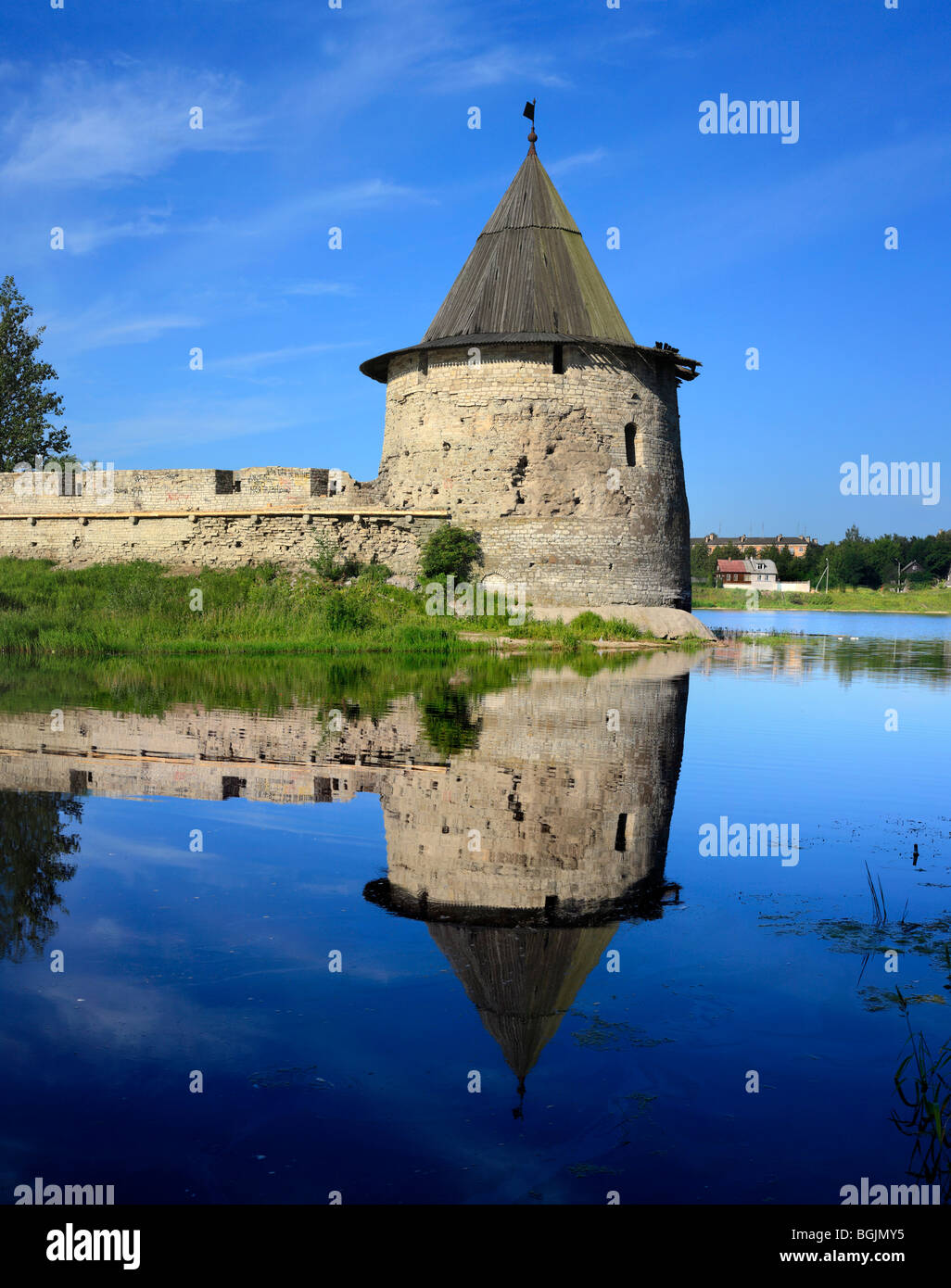 La torre e la parete di Pskov Cremlino fortezza medievale, vista dal fiume Pskova, Pskov Russia Foto Stock