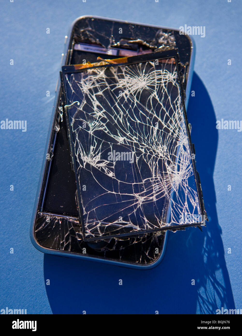 ARLINGTON, VIRGINIA, STATI UNITI D'AMERICA - danneggiato Apple iPhone 3G telefono intelligente, con schermo in frantumi. Foto Stock