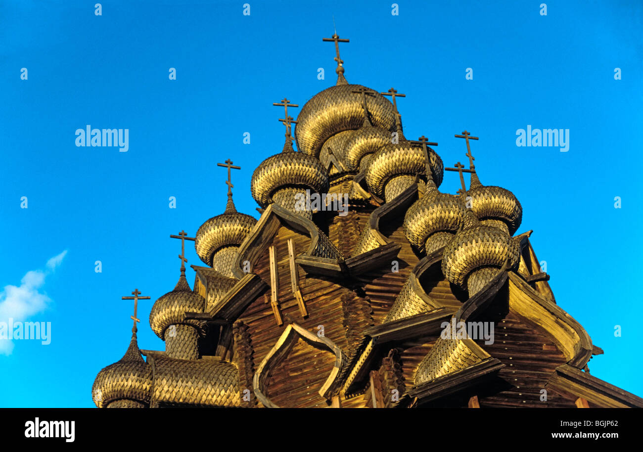 Cupole della chiesa di legno della Trasfigurazione (1714), patrimonio UNESCO oggetto, isola di Kizhi, Lago Onega, Carelia, Russia Foto Stock